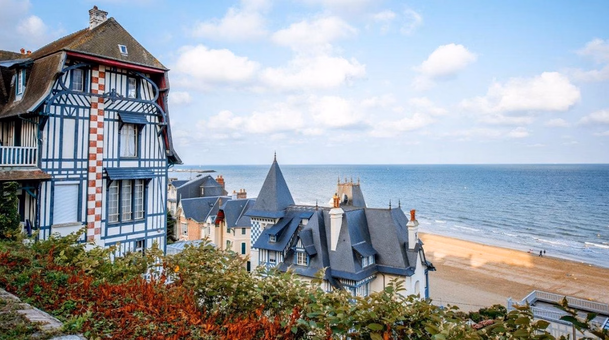 Tourisme en Normandie : 12,2 millions de nuitées en juillet, une destination prisée malgré la canicule